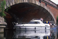 Image: Cruiser passing beneath Brunel's brick railway bridge at Moulsford
